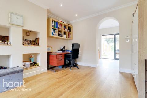 12 Coote Gardens, Dagenham, RM8 3EL