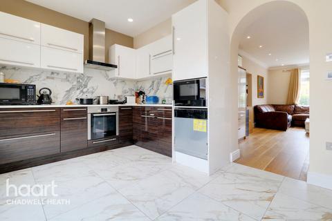12 Coote Gardens, Dagenham, RM8 3EL