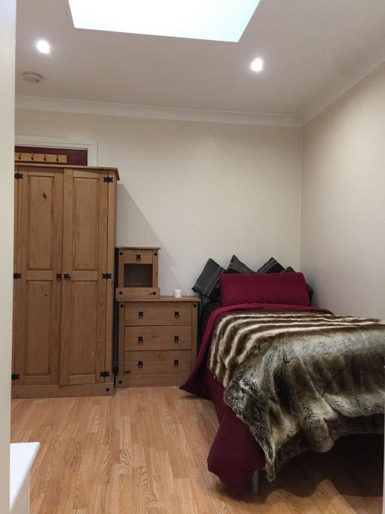 Harrow HA3 Studio to rent £1,300 pcm (£300 pw)