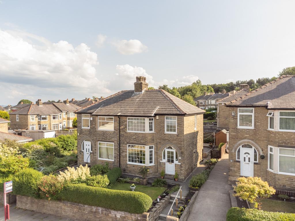 Moor End Road, Halifax, HX2 3 bed semidetached house £190,000