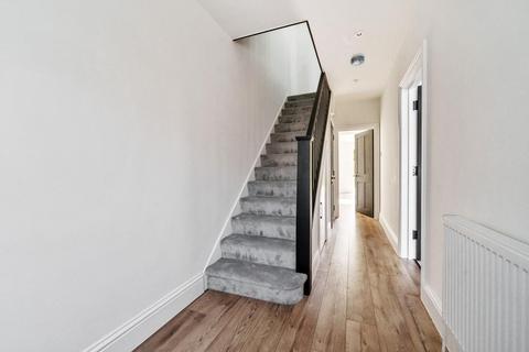 16 Lloyds Way, Beckenham, BR3 3QS