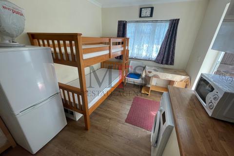 undefined, Minterne Ave, Norwood Green, UB2