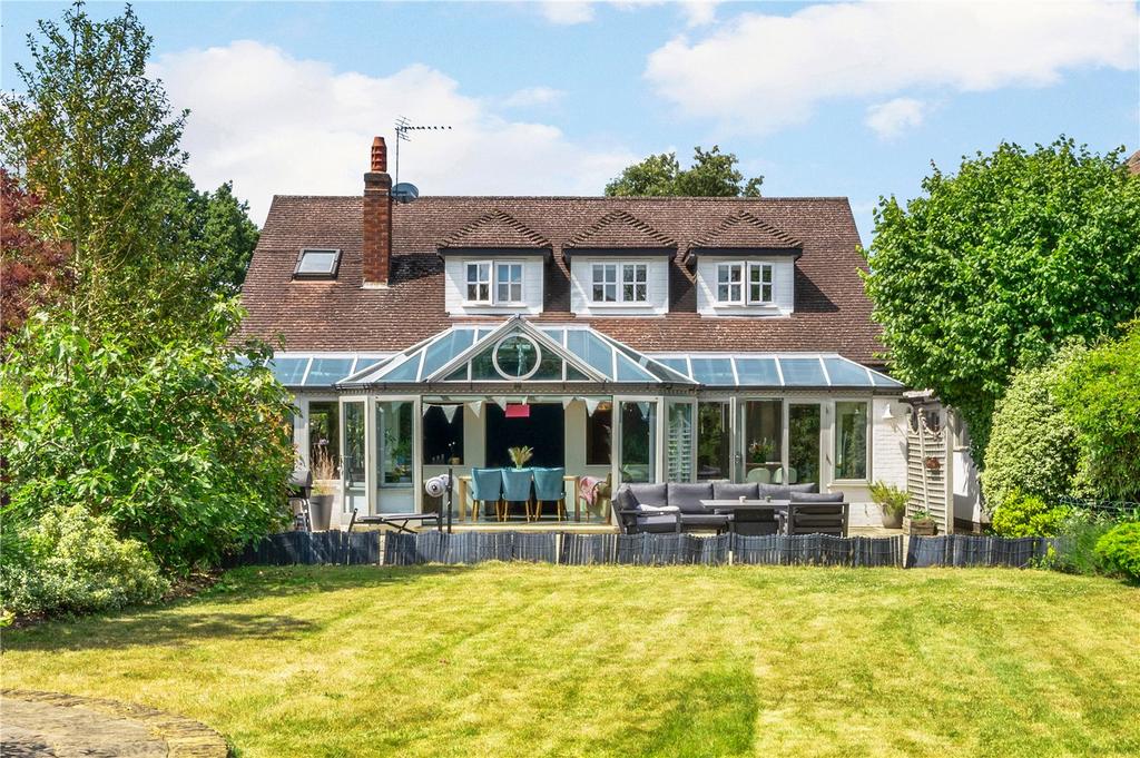 Rydens Avenue, WaltononThames, Surrey, KT12 4 bed detached house for