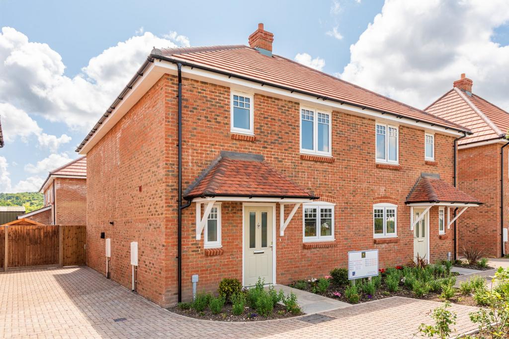 Grove Lane, Great Kimble, Aylesbury, Buckinghamshire, HP17 3 bed semi