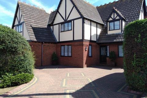 5 bedroom detached house for sale, The Parkway, Canvey Island, Essex, SS8 0AE