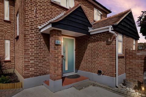 1 Ulster Avenue, Shoeburyness, Southend-on-sea, SS3 9HL