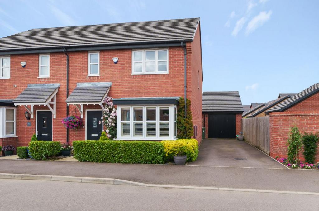 Brocklehanger Edge, Cranfield, Bedford 3 bed semidetached house for