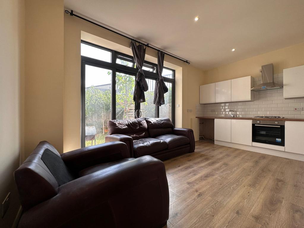 Caxton Road, SW19 1 bed flat £1,600 pcm (£369 pw)