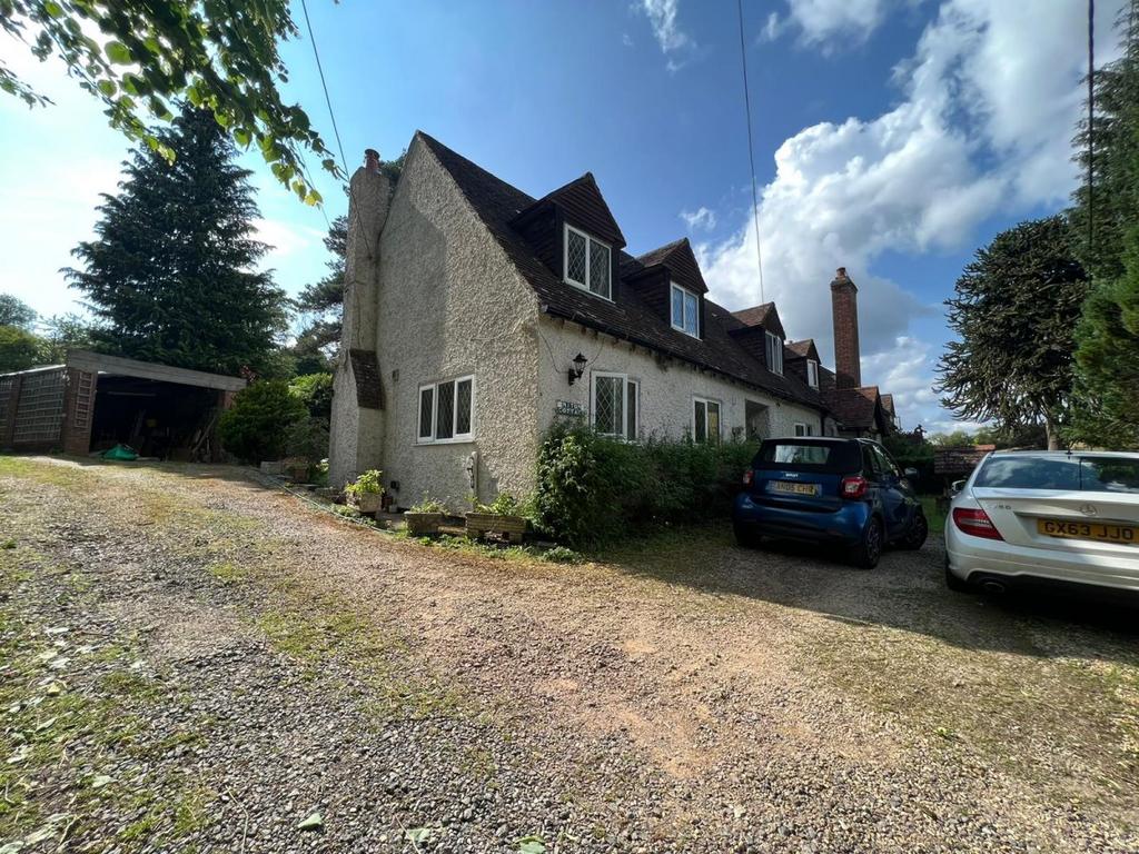 Mundaydean lane, 2 bed semidetached house to rent £1,600 pcm (£369 pw)