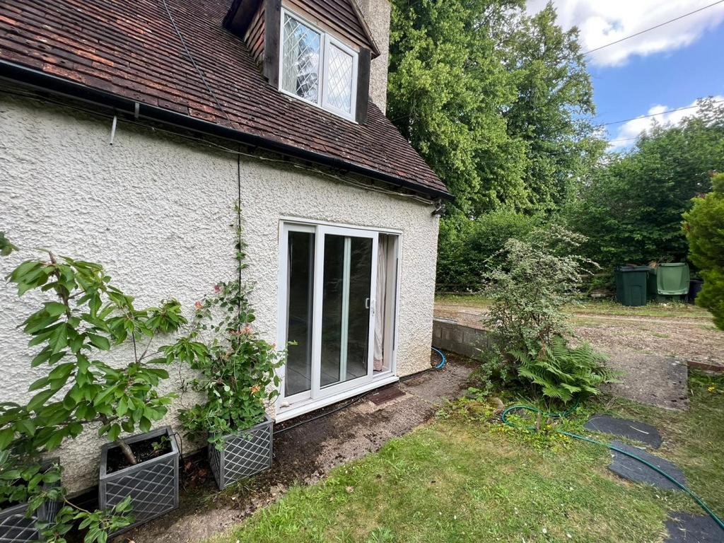 Mundaydean lane, 2 bed semidetached house to rent £1,600 pcm (£369 pw)