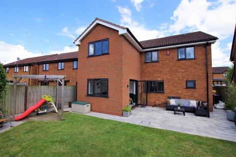 5 bedroom detached house for sale - Swallow Close, Uttoxeter