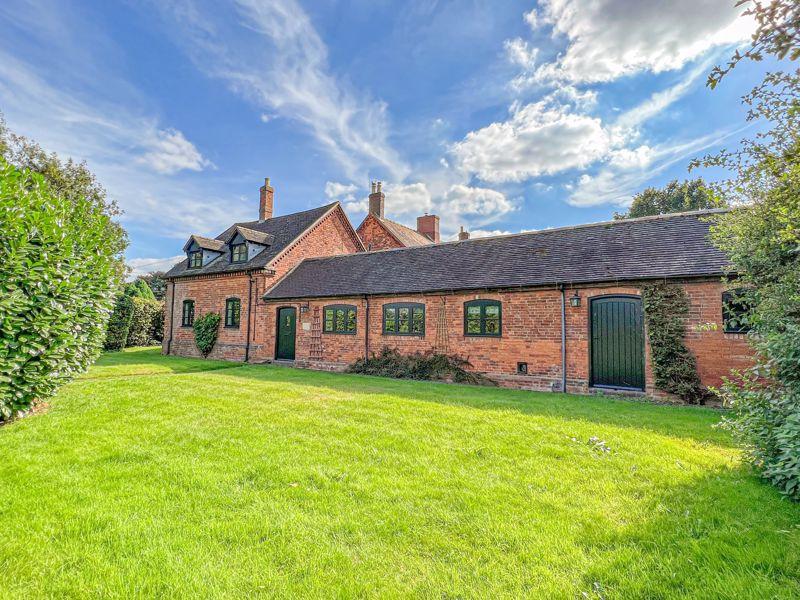 Hill Hall Barn, Old London Road, Lichfield, WS14 9QW 4 bed house for