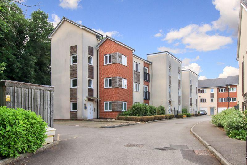 Adeyfield Road, Hemel Hempstead 2 bed apartment for sale £250,000