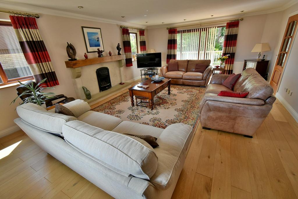 Tricketts Lane, Ferndown, BH22 3 bed detached house for sale £695,000