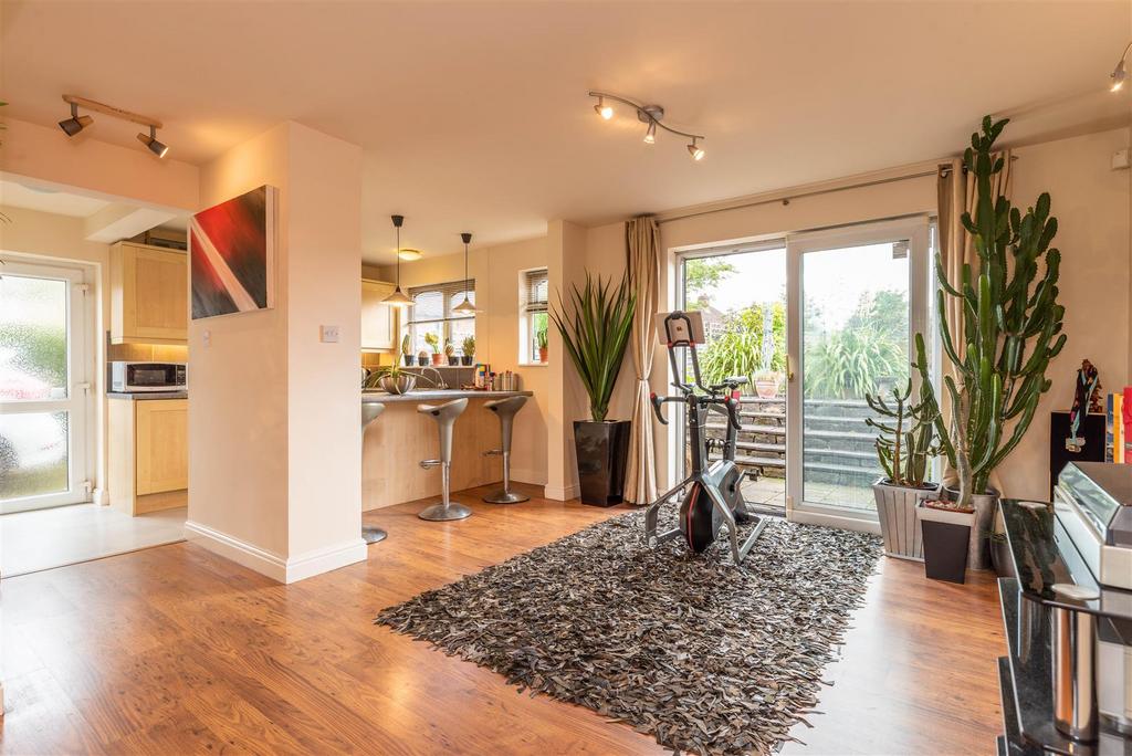 Hallam Fields, Castle Donington DE74 3 bed semidetached house for sale