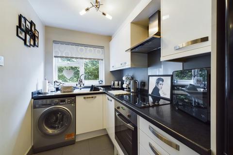 1 bedroom apartment for sale - Holly Court, King Street, Chertsey, Surrey, KT16