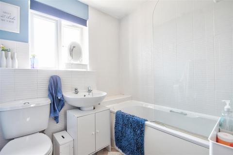 5 Central Park, Lutterworth, LE17 4PH