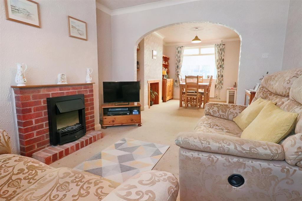 Monckton Avenue, Lowestoft 3 bed semidetached house for sale £230,000