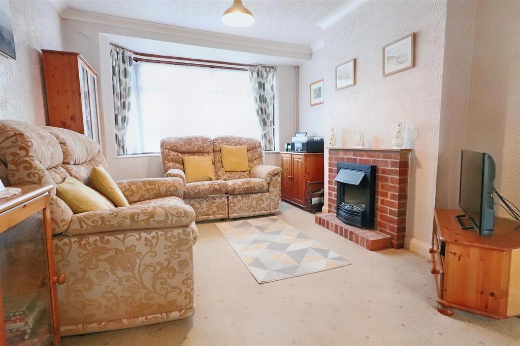 Monckton Avenue, Lowestoft 3 bed semidetached house for sale £230,000