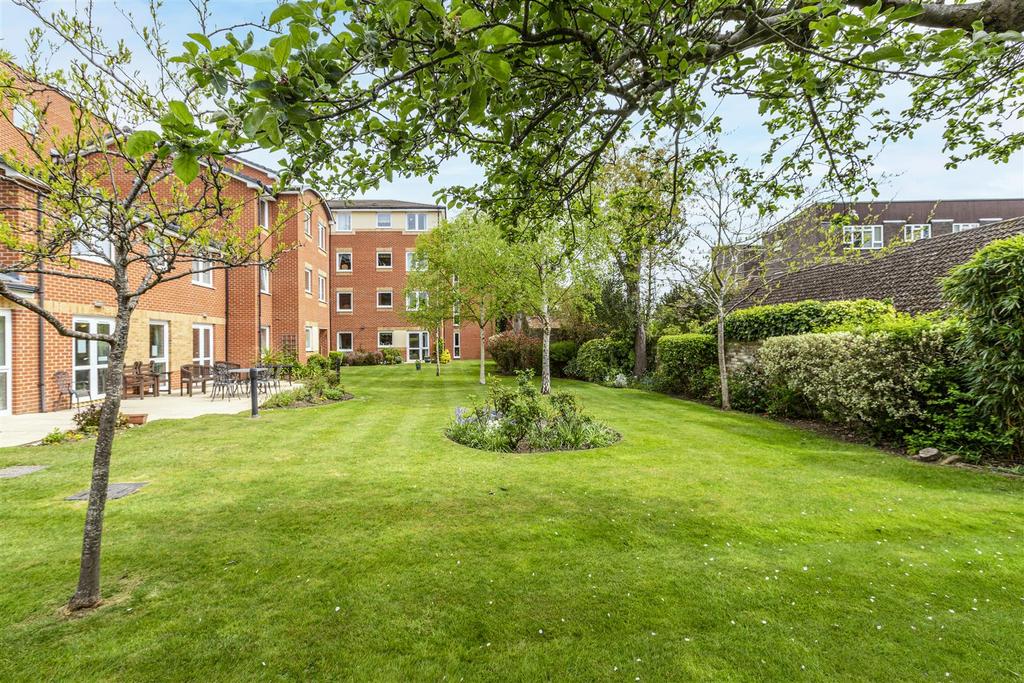 Oaktree Court, Addlestone Park, Addlestone 2 bed retirement property