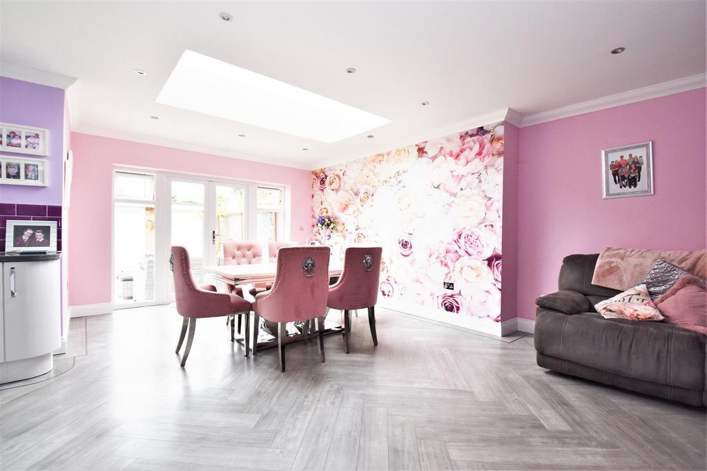 Rochford 6 bed chalet £480,000