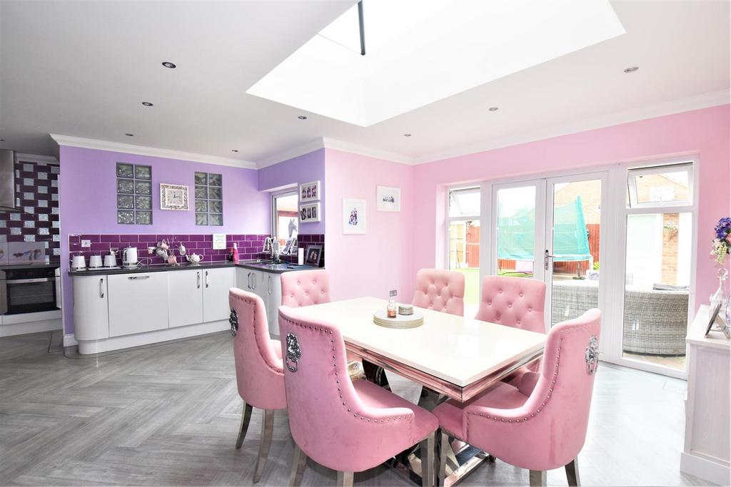 Rochford 6 bed chalet £480,000