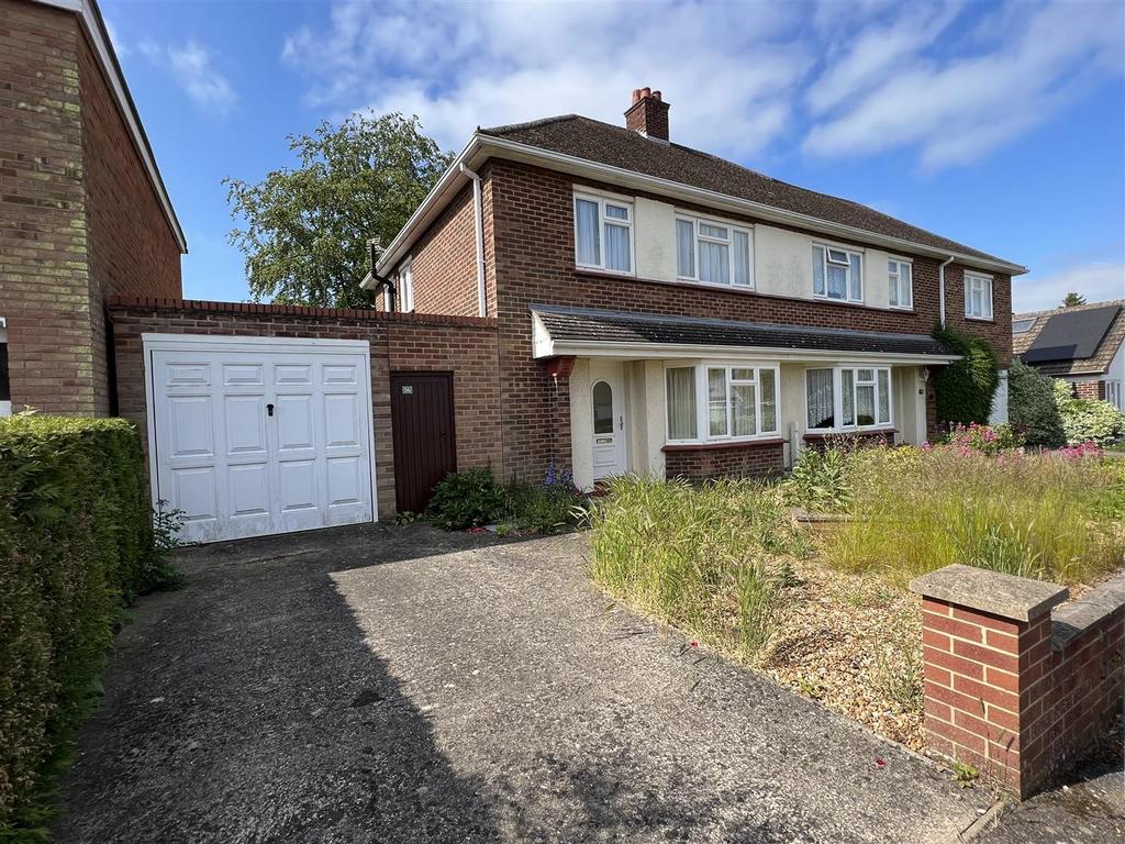 Harding Way, Cambridge CB4 3 bed semidetached house £2,000 pcm (£462 pw)