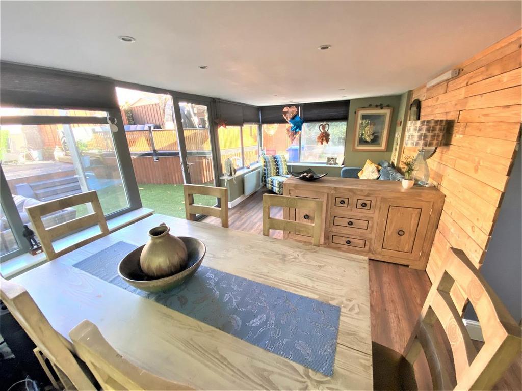 Open plan dining and family area