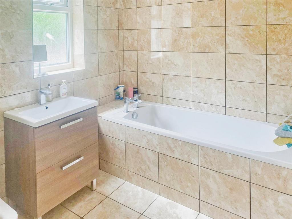 Bathroom 201.jpg