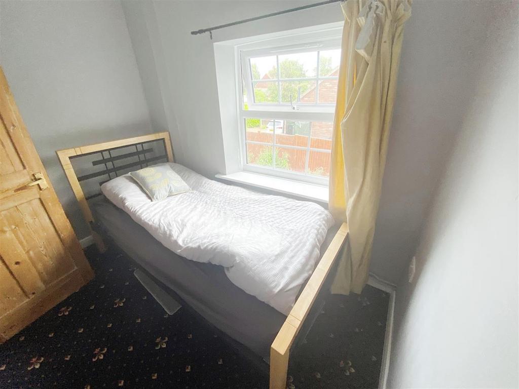 Bedroom 202.jpg