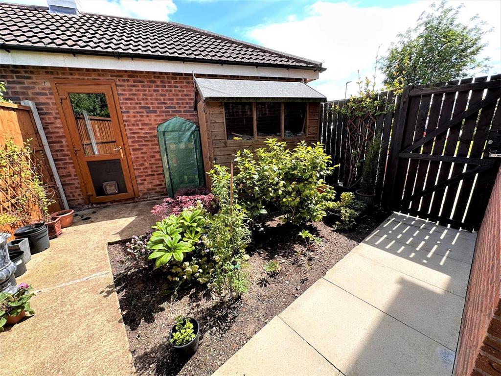 SIde garden - Garage access