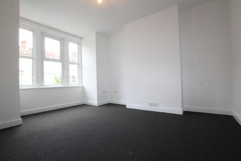 Desborough Road, Eastleigh 3 bed terraced house £1,300 pcm (£300 pw)