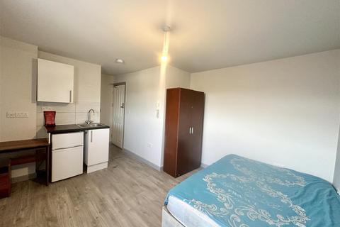5 bedroom flat for sale, Albert Road, Yiewsley, West Drayton