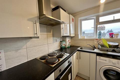 5 bedroom flat for sale, Albert Road, Yiewsley, West Drayton