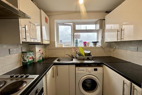 5 bedroom flat for sale, Albert Road, Yiewsley, West Drayton