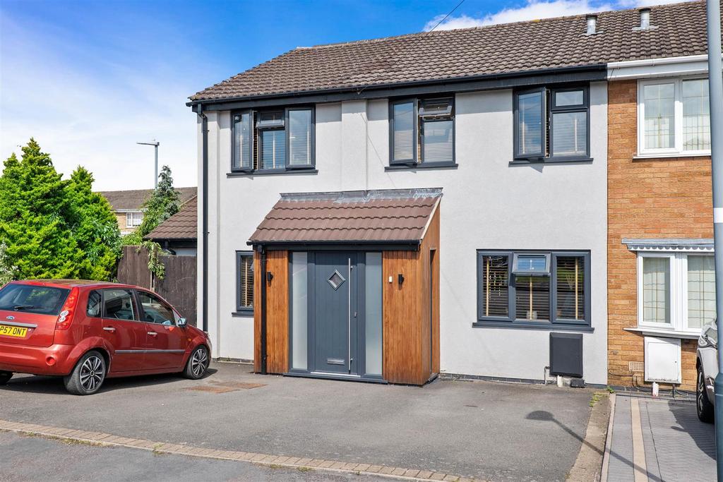 Close, Poplar Farm, Nuneaton 5 bed semidetached house for