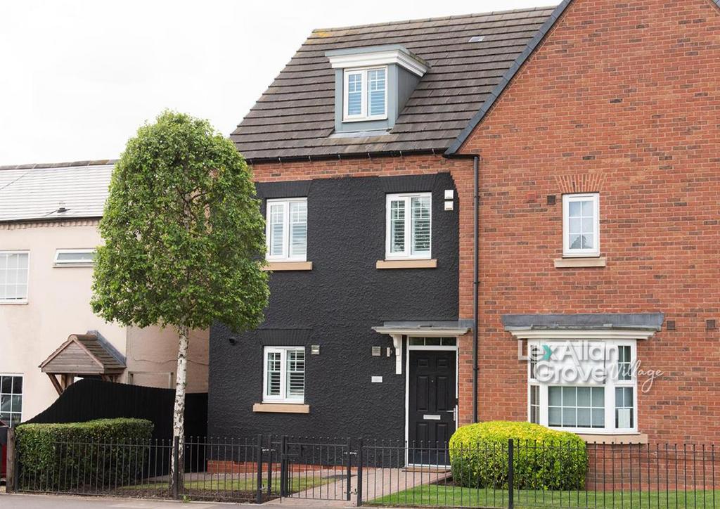 Prince Mews, Hagley 3 bed semidetached house for sale £450,000