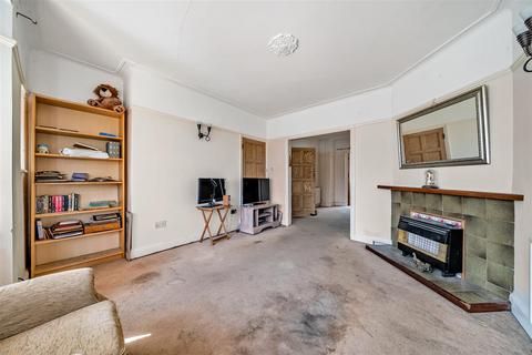 199 Raeburn Avenue, Surbiton, KT5 9DE