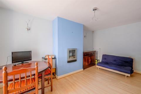 32 Fenton Square, Huddersfield, HD1 3HZ