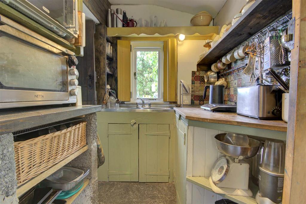 KITCHEN &amp; PANTRY
