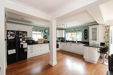 49 The Crescent, Epsom, KT18 7LJ