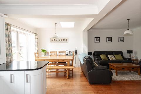 49 The Crescent, Epsom, KT18 7LJ
