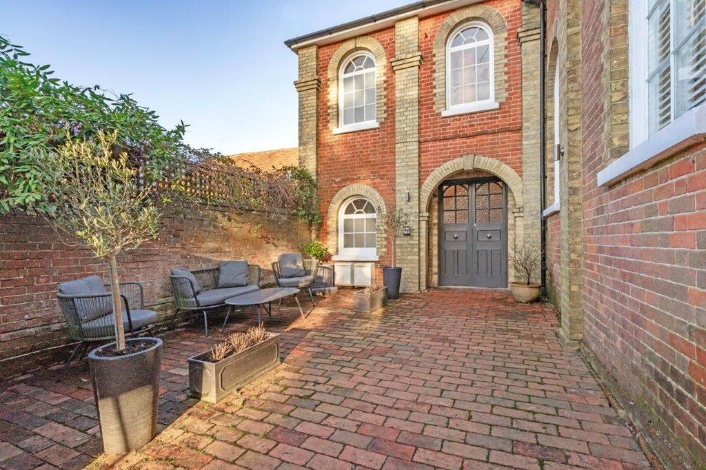 The Old Chapel, Lower High Street, Wadhurst, East Sussex, TN5 2 bed