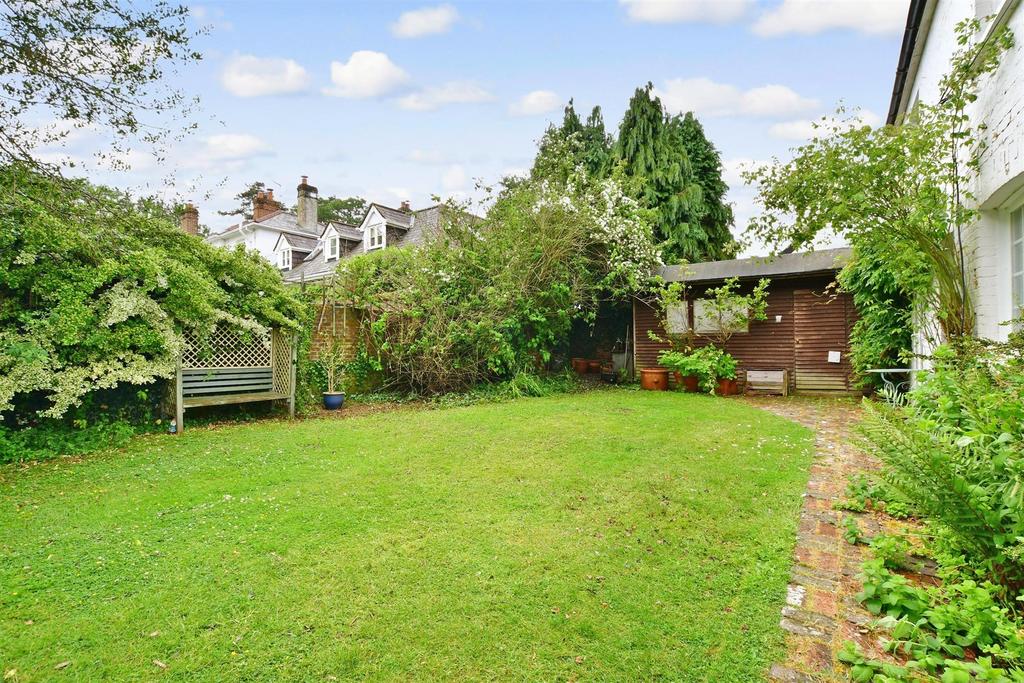 East Park Lane, Newchapel, Lingfield, Surrey 3 bed detached house for