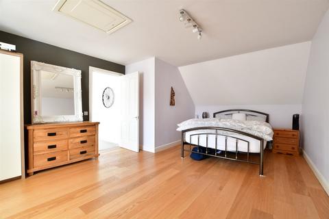 2 bedroom flat for sale - Station Road North, Southwater, Horsham, West Sussex