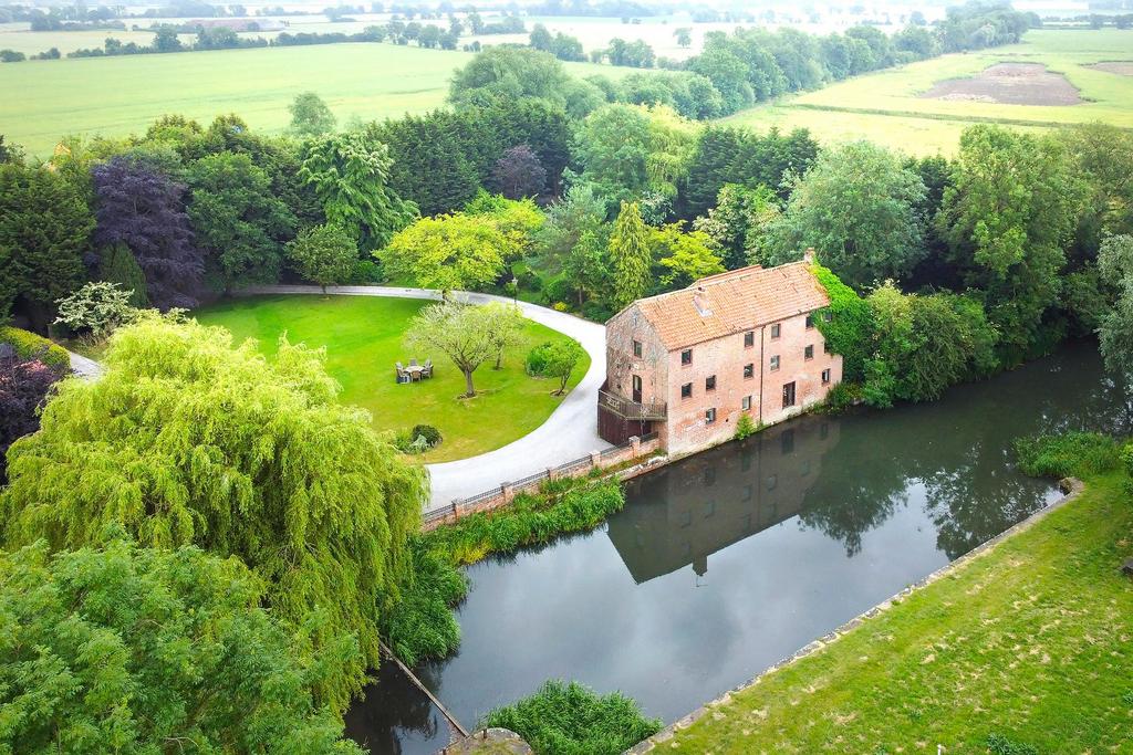 Canal Head, Pocklington, York, YO42 1NW 4 bed detached house for sale