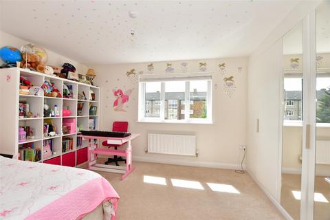 32 Bakery Close, Romford, RM6 5AN