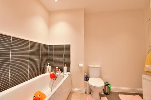 32 Bakery Close, Romford, RM6 5AN