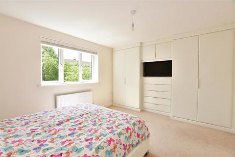 32 Bakery Close, Romford, RM6 5AN