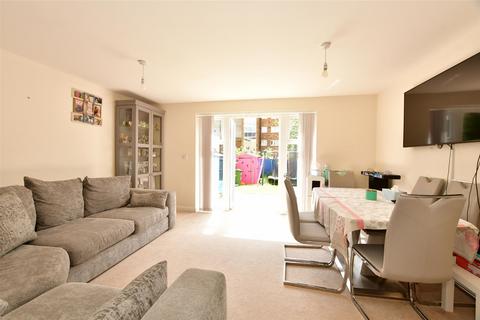 32 Bakery Close, Romford, RM6 5AN